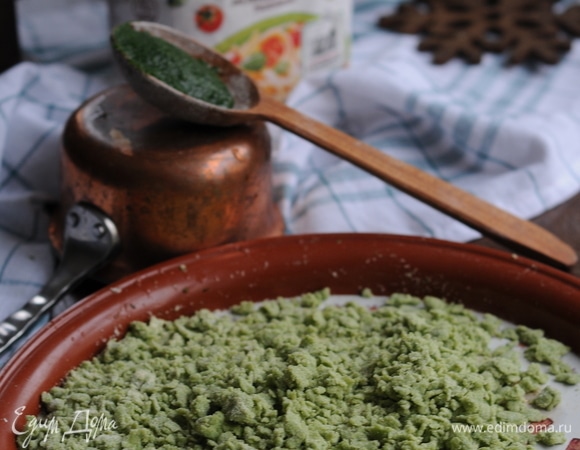 Для зеленого теста 150 г муки и 50 г пюре из шпината (бланшированный шпинат измельчить блендером и протереть через сито) смешать в миксере и руками сформировать шар. Убрать в пленку на час.