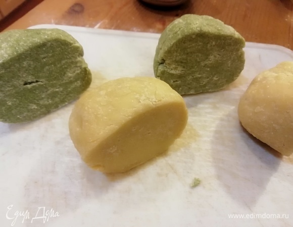 Через час тесто стало эластичным, и его можно раскатывать и вырезать.