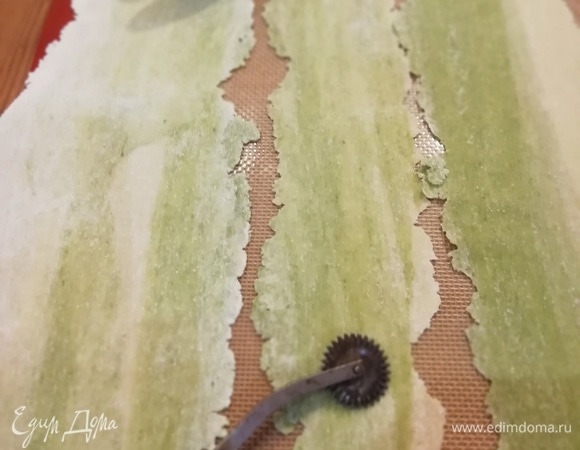 Я решила сделать красивое «мраморное» тесто. Для этого нужно соединить 2 разноцветных шарика теста и раскатать.