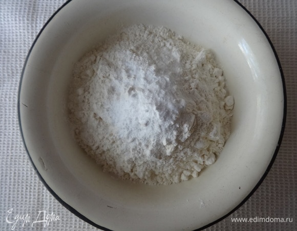 Сначала соединить часть сухих компонентов теста: муку, соду, разрыхлитель, соль. Перемешать. Сливочное масло для крема заранее достать из холодильника.
