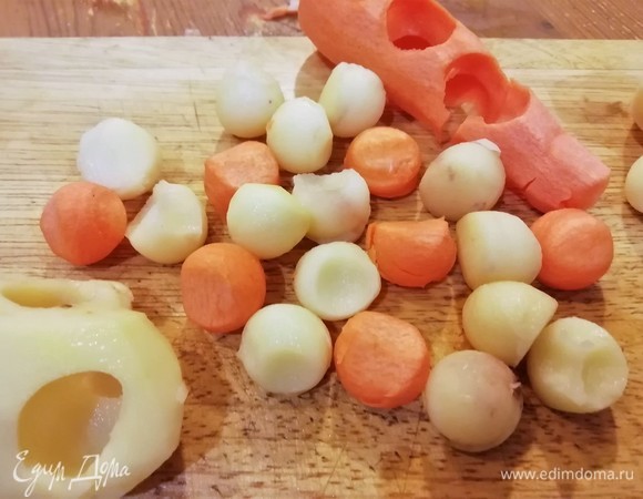 Для супа нуазеткой вырежем маленькие шарики из моркови и картофеля.