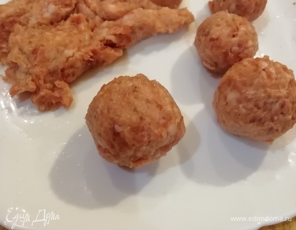 Прокрутите мясо через мясорубку или возьмите готовый фарш. Я использую покупной фарш — смесь говядины и свинины. Добавить специи (черный перец, соль). Хорошо отбить фарш и сформировать фрикадельки.