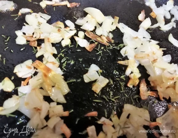 Нарезать мелко лук, пассеровать в сковороде с оливковым маслом. Добавить тимьян.