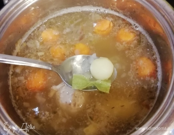 В кастрюлю с кипящим бульоном (у меня остался куриный, но можно готовить просто с водой) добавить овощи. Варить 15 минут. Аккуратно выложить фрикадельки. Добавить ложку шпинатного пюре для красивого цвета. Через 5 минут всыпать фарфалле и варить 2 минуты.