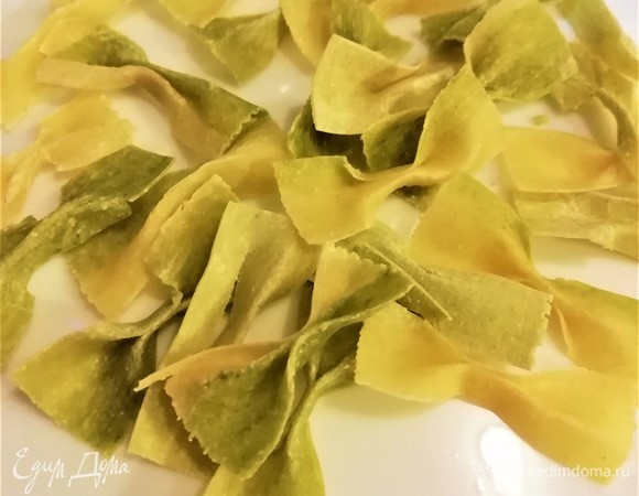 Красивые разноцветные фарфалле. Получается достаточно много пасты. Высушить на тарелке, хранить в пакете или в банке в холодильнике не больше недели. Пасту можно заморозить и хранить до 4 месяцев.