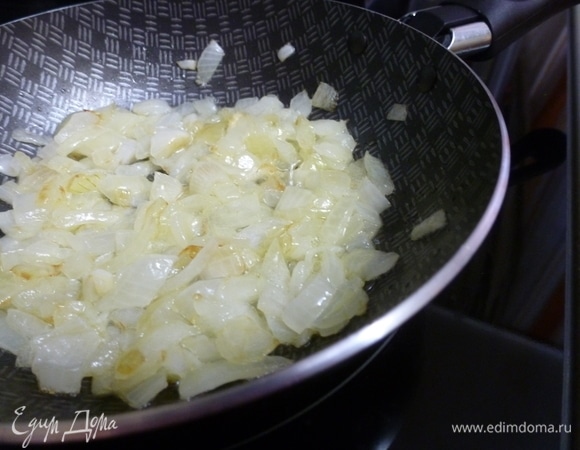 Лук нарезать мелко и обжарить на смеси сливочного и растительного масел.