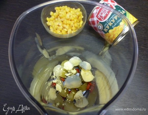 Кукурузный паштет для фаршировки яиц должен быть достаточно густым, чтобы наполнить половинки яиц с горкой. Маринованный огурец очистить от шкурки и произвольно нарезать. Яйца почистить и разрезать пополам, желтки вытащить. В чашу блендера положить яичные желтки, маринованный огурец, кусочки чили (необязательно), чеснок.
