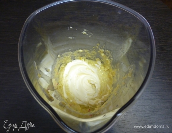 Измельчить все в блендере. Добавить майонез, если нужно, то посолить. Перемешать до однородности.