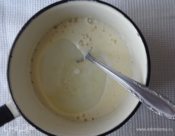 К взбитым яйцам добавить кефир и растительное масло. Перемешать до однородного состояния.