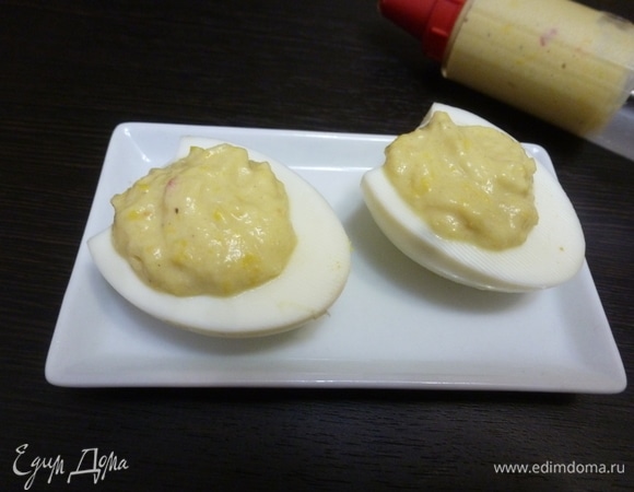 Нафаршировать яйца приготовленным паштетом. Удобнее это делать кондитерским шприцем.