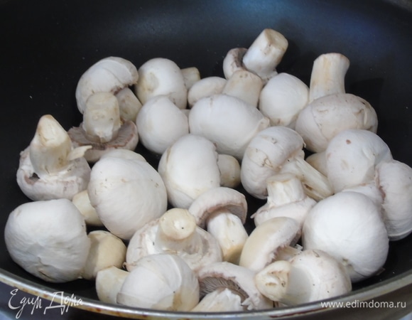 Шампиньоны промойте и просушите бумажным полотенцем. Или просто почистите и отправьте на хорошо разогретую сковороду с маслом.