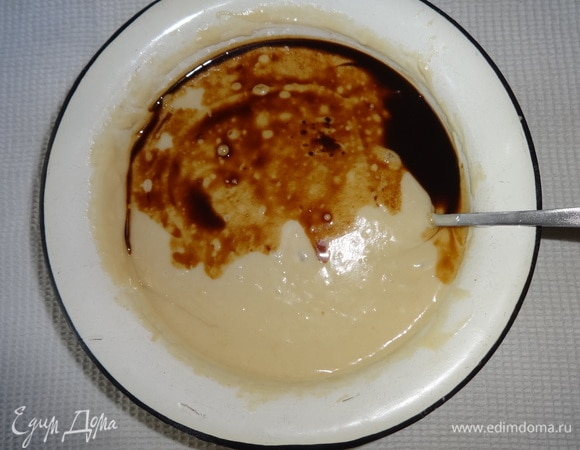 В тесто порциями вливать кофе, постоянно помешивая.