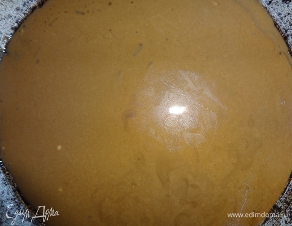 Сковороду смазать растительным маслом. Порциями выливать тесто в сковороду. Испечь 5–6 тонких коржей. Коржи выпекать при температуре 180°C в течение 8–10 минут. Ориентируйтесь по своей духовке. Готовые коржи остудить до комнатной температуры.