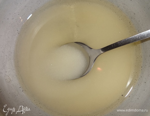 Для крема из воды и сахара сварить густой сироп.