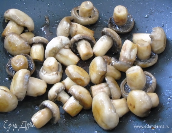 Обжариваем примерно 10 минут. Грибы должны отдать жидкость и подрумяниться.