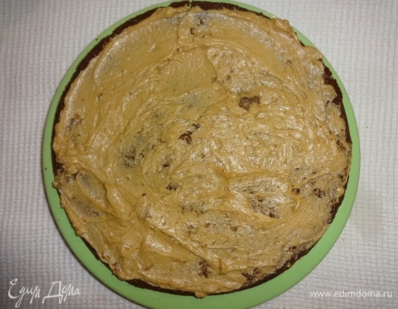 Для пропитки коржей соединить воду и лимонный сок, пропитать коржи. Если раствора оказалось мало, то сделать еще одну порцию. После пропитки каждый корж смазать порцией крема.