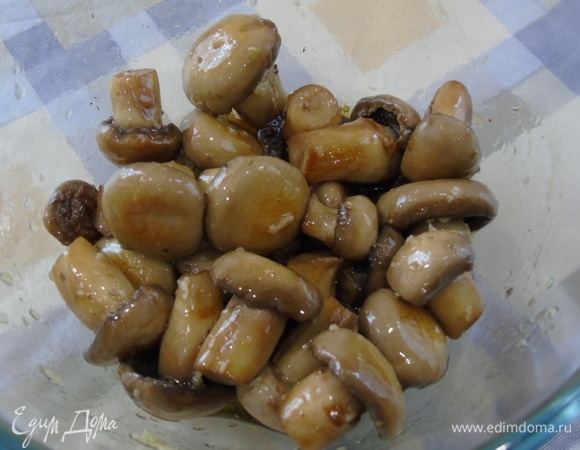 Грибы переложить в миску (или в любую удобную посуду) и залить маринадом. Дать настояться минимум 15 минут.