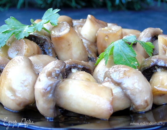 Угощайтесь! Вкусных и веселых вам праздников!