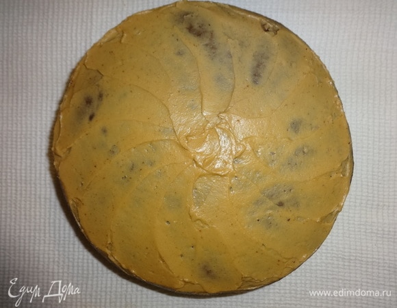 Уложить коржи друг на друга и собрать весь торт. Крем распределить таким образом, чтобы немного осталось для смазывания боков торта.