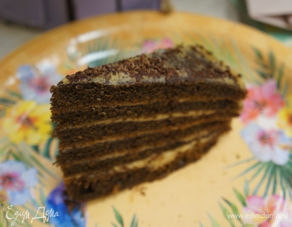 Готовый торт достать из холодильника. Разрезать на порции и подать вместе с любимым напитком. Угощайтесь! Приятного аппетита!