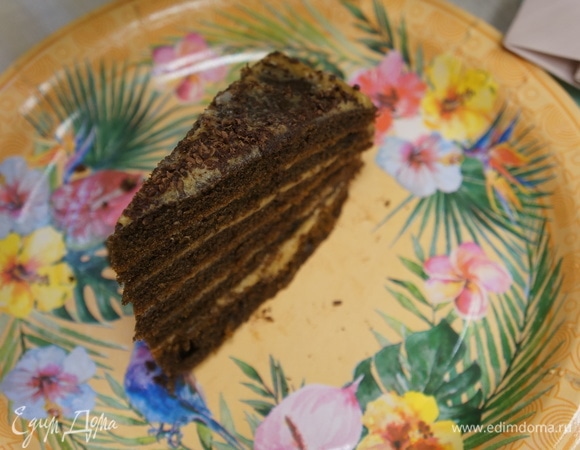 Так как этот торт я пекла не для себя, то фото торта в разрезе нет. Я просила сфотографировать кусочек, но фотографии получились не очень хорошего качества, прошу прощения. Но хотя бы есть представление о «внутреннем мире» торта)