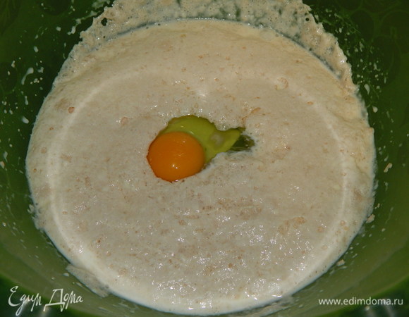 Сливки и молоко немного подогреть, добавить сахар, соль и дрожжи. Перемешать, накрыть полотенцем и оставить минут на 15 до образования пузырчатой «шапочки». Добавить яйцо и подсолнечное масло, перемешать.