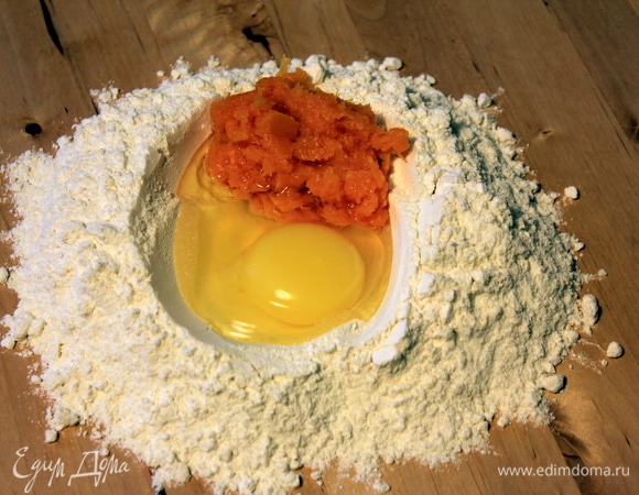 Оранжевое тесто делаем так же, только вместо томатной пасты добавляем пюре из тыквы.