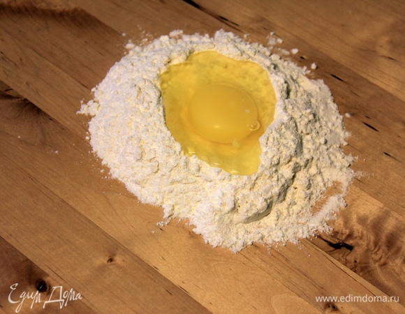 Белое тесто оставляем без добавок.
