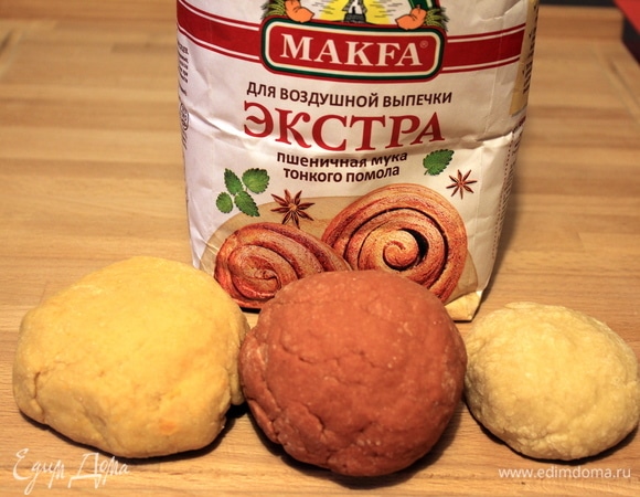 Вот такие цветные колобки получились. Даем тесту немного отдохнуть и приступаем к самому увлекательному этапу — будем делать полосатое тесто. Тут можно дать волю фантазии. Я опишу сам принцип.