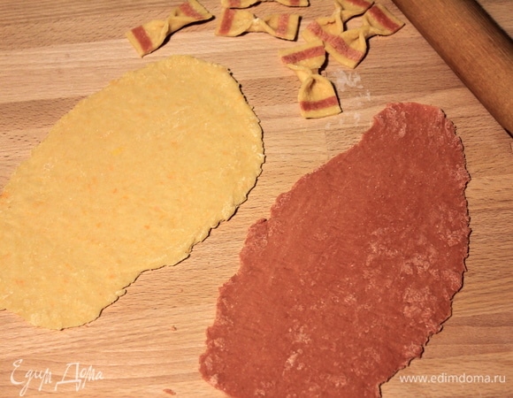 Раскатываем небольшие пласты красного и оранжевого цвета. Тесто раскатываем чуть толще, чем нам нужно.