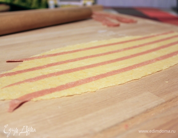 Чуть прижимаем полосочки пальцами (для фиксации) и раскатываем пласт до нужной толщины.