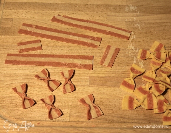 Другой вид фарфалле делаем из пластов красного и белого цветов.