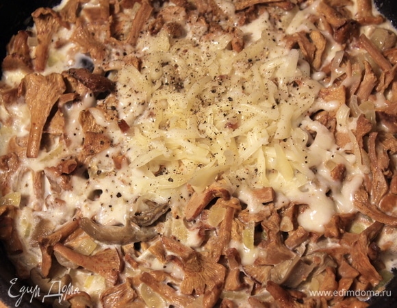 Паста готова, можно приступать к соусу. Соус готовила из расчета на 2 порции. Мелко режем луковицу, обжариваем. Добавляем лисички. Я перед заморозкой грибы отваривала, поэтому сейчас на обжарку мне достаточно минут 10. Добавляем сливки, сыр, специи (у меня только соль и перец, так как лисички сами по себе ароматные). Еще минут 5–7, и соус готов.