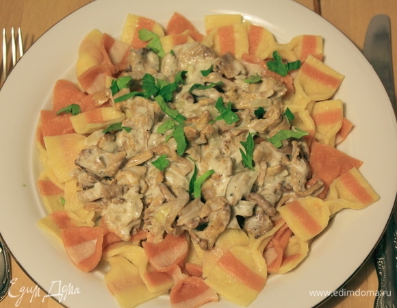 Отвариваем в подсоленной воде нашу пасту. Поскольку паста свежая, то достаточно варить ее 7–8 минут. Пасту выкладываем на тарелки, сверху — соус. И зовем всех к столу!