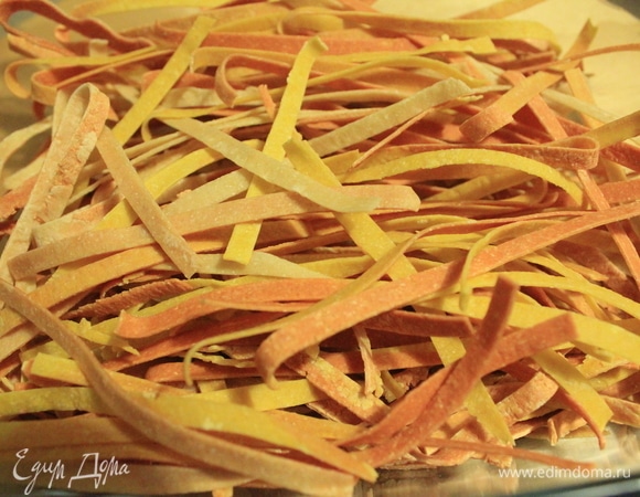 Из части теста я сделала еще и тальятелле. Оставшуюся пасту сушим и убираем в стеклянный контейнер (банку) с плотной крышкой.