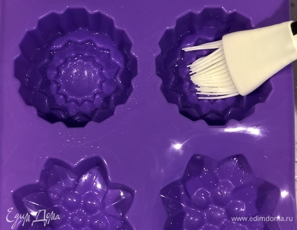 Силиконовую формочку для маффинов смазываем кокосовым (оливковым) маслом.