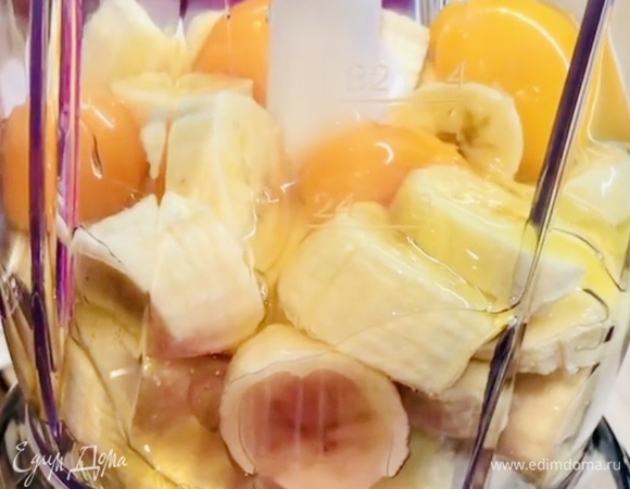 В чашу блендера кладем нарезанные бананы и разбиваем яйца.