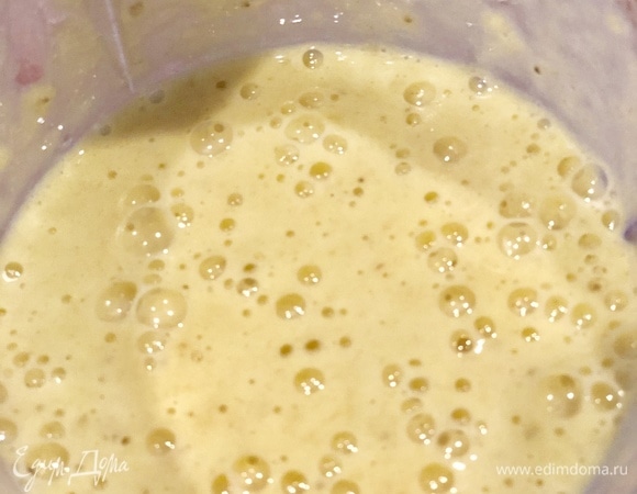 С помощью блендера взбиваем яйцо и кусочки бананов.