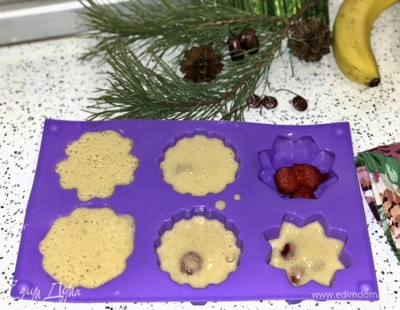 Каждую формочку сверху заливаем до краев банановой смесью. Отправляем в духовку на 15–20 минут до золотистой корочки.