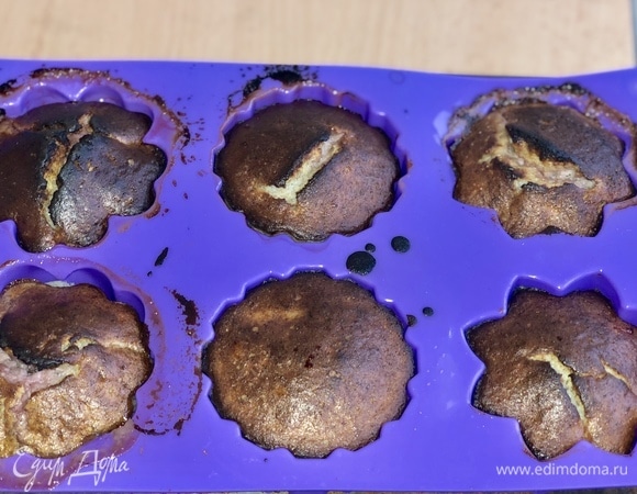 Вынимаем из духовки, даем маффинам немного остыть и достаем их из формочек. Подаем к завтраку. Приятного аппетита!