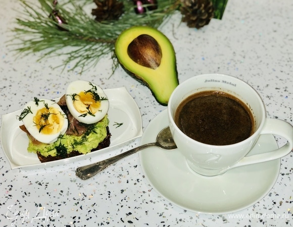 Сверху посыпаем укропом. Мультизлаковый тост готов к употреблению. Приятного аппетита!