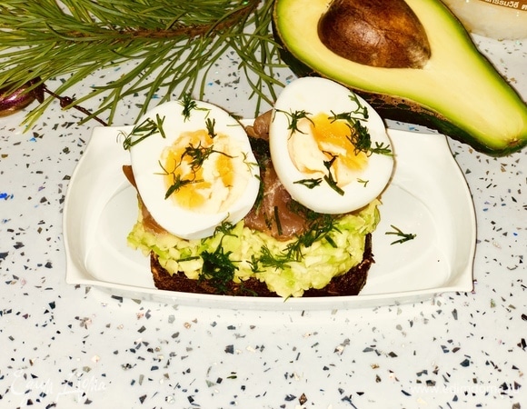 Затем выкладываем яйцо.