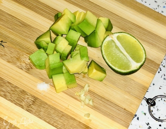 Берем одно авокадо, очищаем его от кожуры и кладем в блендер. К авокадо добавляем 1/2 зубчика чеснока, 1 чайную ложку кокосового масла, щепотку соли и 1–2 столовые ложки сока лайма. Хорошенько взбиваем.