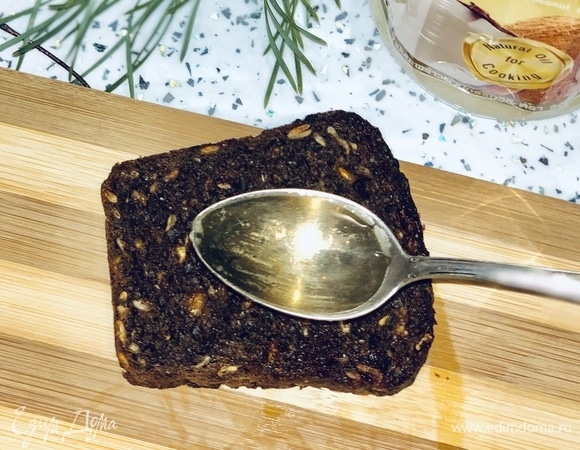 Смазать тост кокосовым маслом.