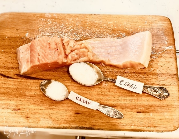 Берем тушку форели (у меня рыба весом 200 г). Мне понадобилось 30 г соли и 15 г сахара.