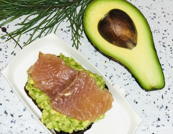 Сверху кладем тонко нарезанные ломтики форели (лосося).