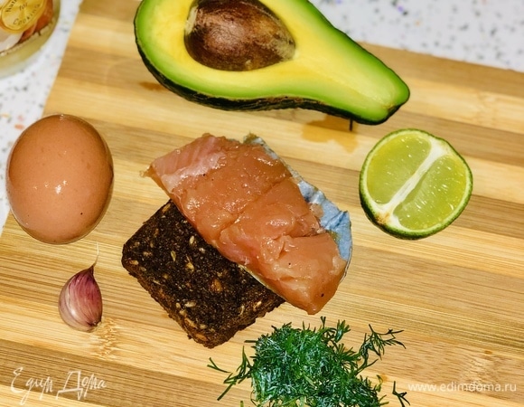 Для приготовления мультизлакового тоста нам понадобятся авокадо, чеснок (1/2 зубчика), сок лимона (1–2 ст. л.), кокосовое масло, соль, слабосоленый лосось (или форель) собственного приготовления, яйцо вареное, укроп.