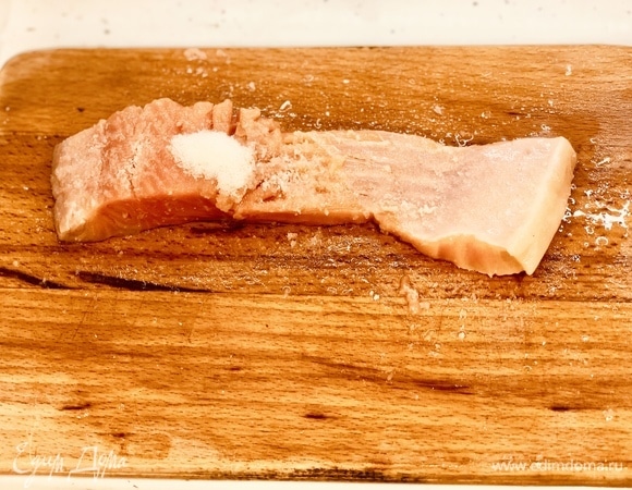 Натираем тушку форели солью и сахаром.