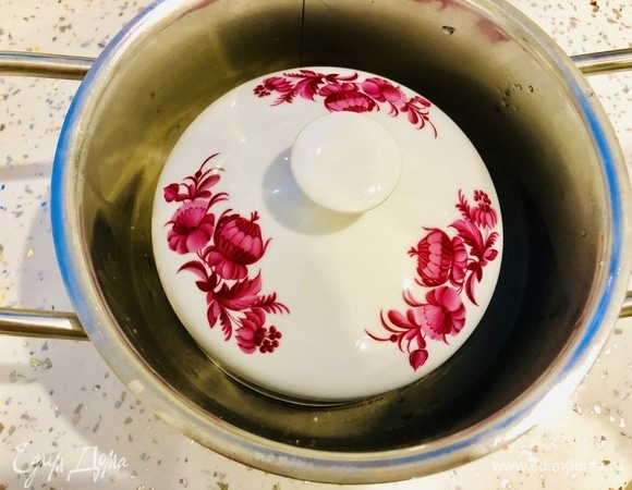 Накрываем крышкой и ставим в холодное место. Ровно через сутки форель готова к употреблению. Приятного аппетита!