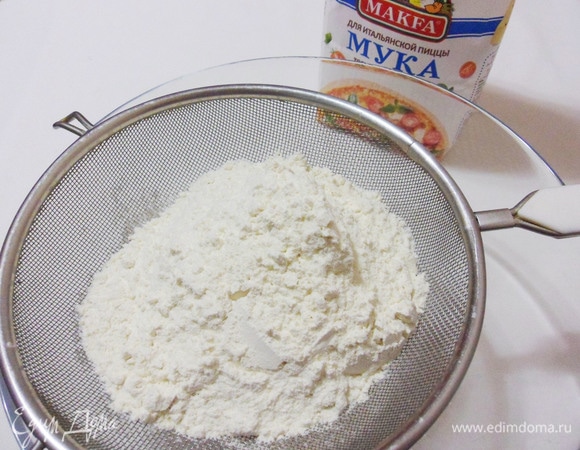Муку просеять через сито.